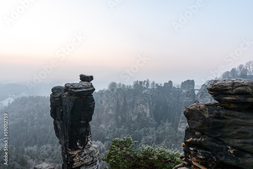 Blick auf Basteibrücke im Morgennebel