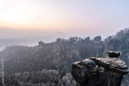 Blick auf Basteibrücke im Morgennebel