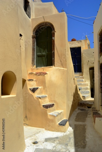 Fototapeta Naklejka Na Ścianę i Meble -  Ruelle étroite, pittoresque et colorée en été dans le quartier Mesana, Emporio, Santorin, Grèce, Europe 5