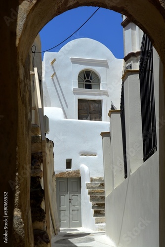 Fototapeta Naklejka Na Ścianę i Meble -  Ruelle étroite, pittoresque et ombragée en arc de cercle dans le quartier Mesana, Emporio, Santorin, Grèce, Europe 2