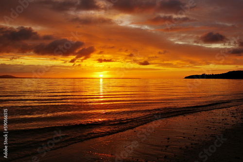 沖縄県小浜島 トゥマールビーチから見た朝日