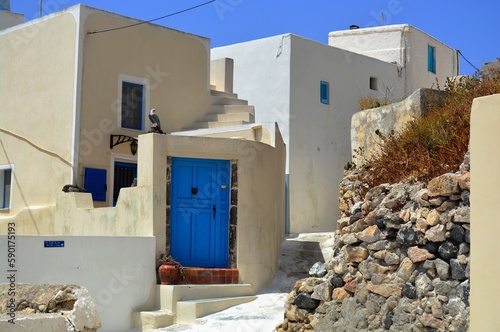 Fototapeta Naklejka Na Ścianę i Meble -  Ruelle étroite et typique aux murs blanchis à la chaux dans le quartier Mesana, Emporio, Santorin, Grèce, Europe 11