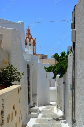 Fototapeta Naklejka Na Ścianę i Meble -  Ruelle étroite, pittoresque et colorée en été avec un clocher dans le quartier Mesana, Emporio, Santorin, Grèce, Europe 3