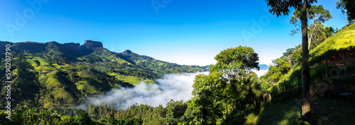 Panor  micas da serra da Mantiqueira ceu azul e nuvens