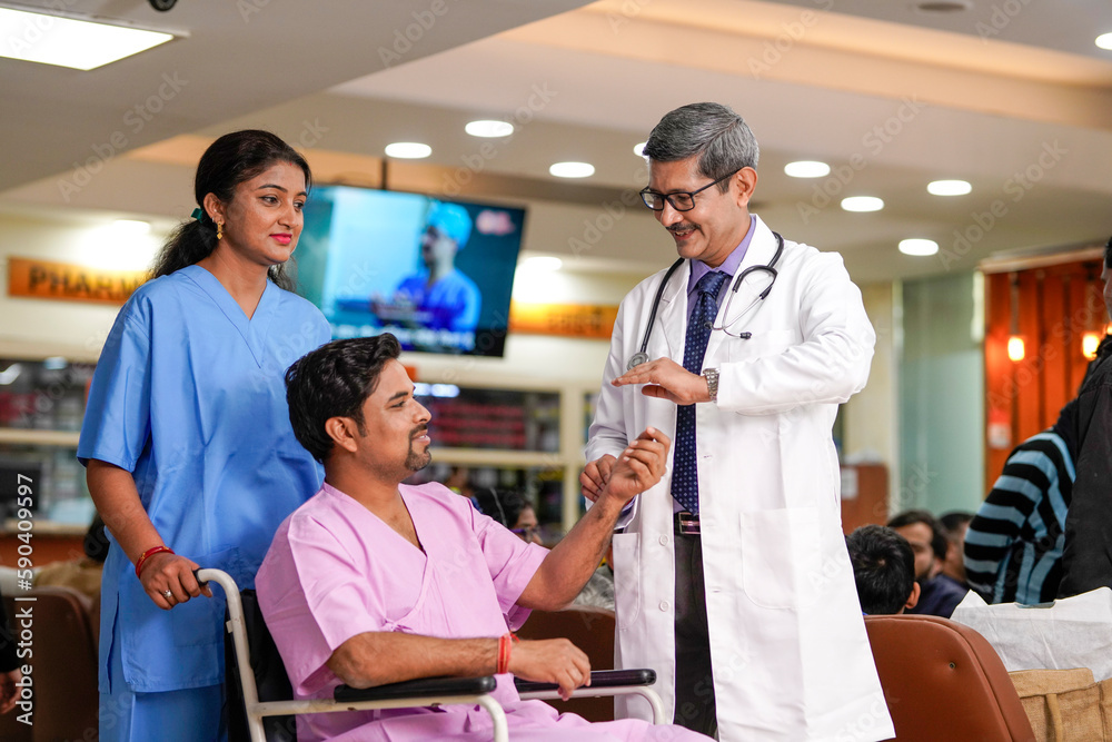 Obraz premium Doctor watching time while checking patient pulse rate at hospital.