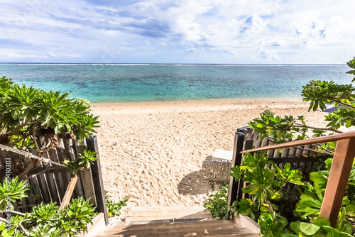 Porte ouverte sur plage paradisiaque de la Saline, île de la Réunion  © Unclesam