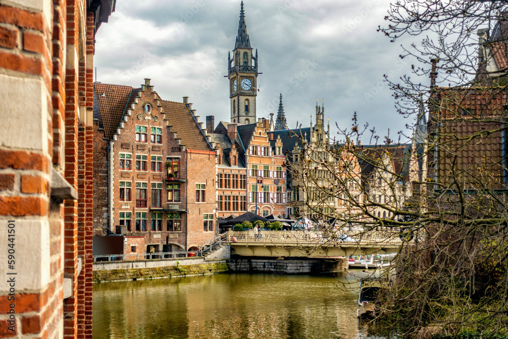 Blick über den Fluss Leie zum Uhrenturm der alten Post am Korenmarkt in Gent/Flandern