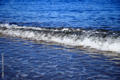 海岸に打ち寄せる波 © masahirosuzuki