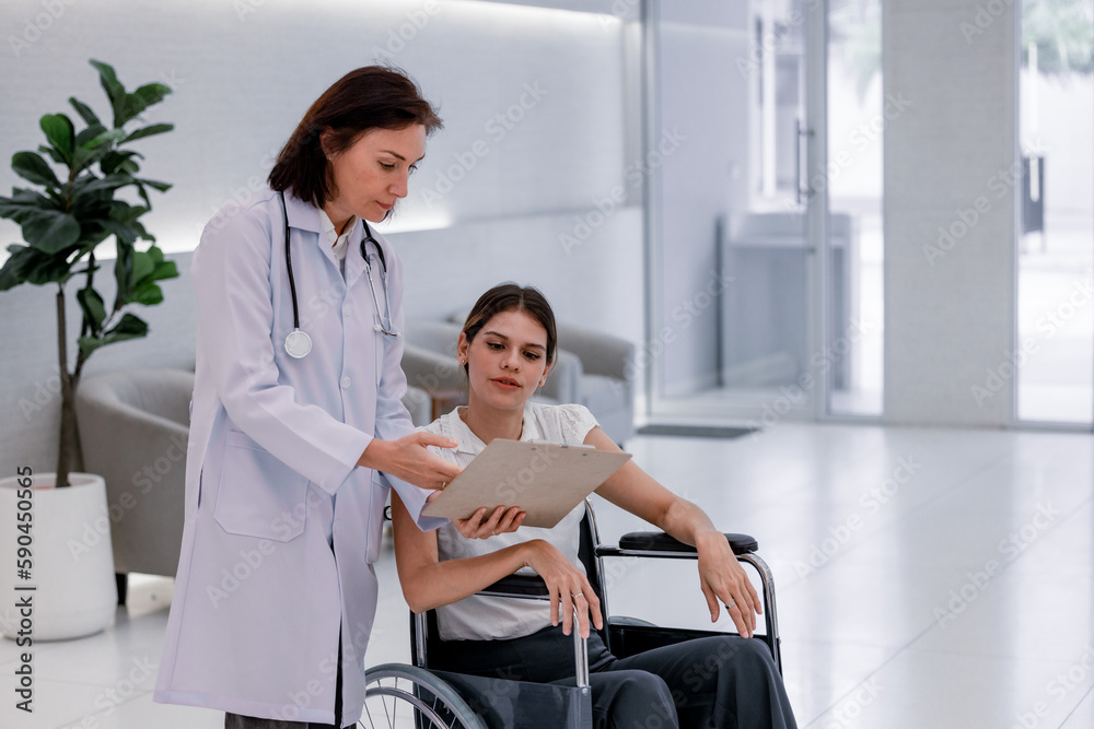 Obraz premium Doctor talks to the patient about the diagnosis and lab test results. Explaining how medical procedures work and giving patients advice about hygiene, preventive care, lifestyle changes and dieting.