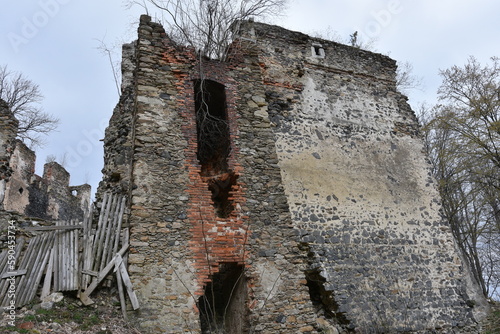 Zamek Gryf, ruiny średniowiecznej budowli we wsi Proszówka, Dolny Śląsk, Polska,