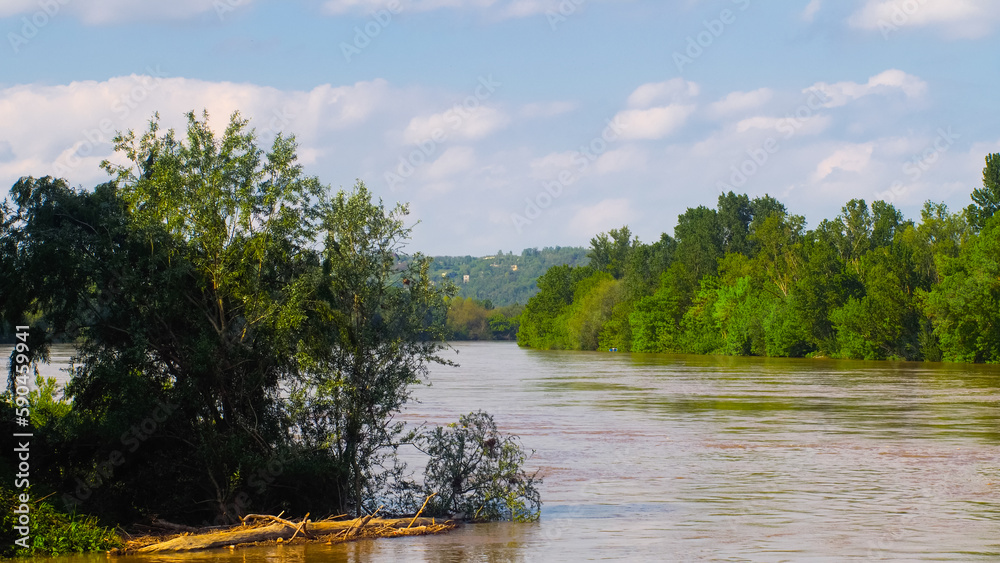 Obraz premium Fleuve de la Garonne, photographié dans le Lot-et-Garonne, sous une belle journée ensoleillée