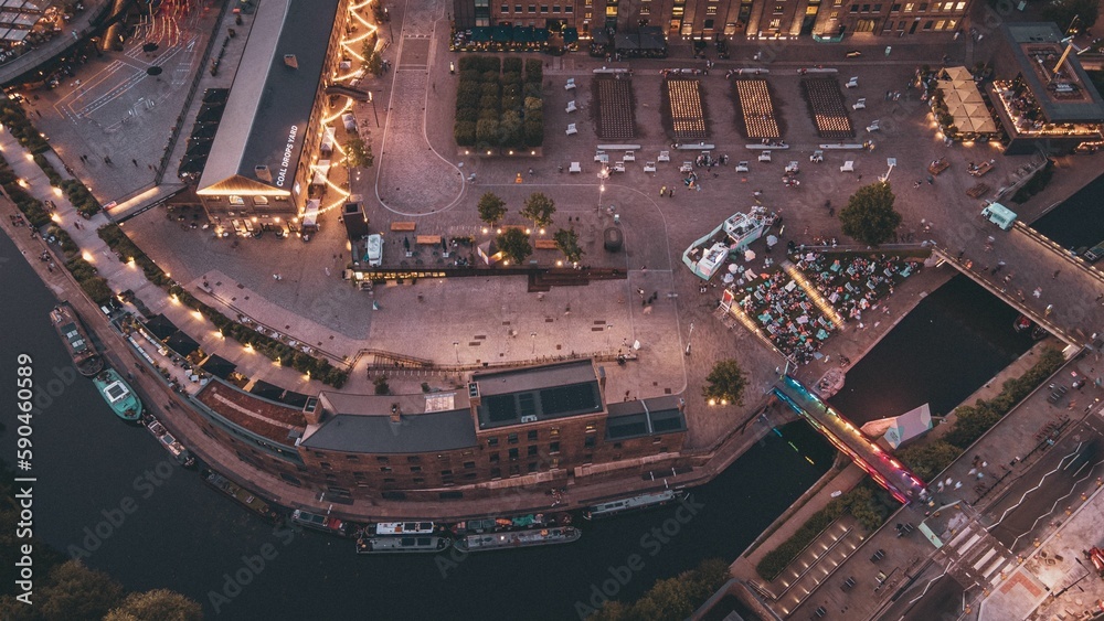 Aerial shot of the canal with boats in Granary Square City park in London - obrazy, fototapety, plakaty 