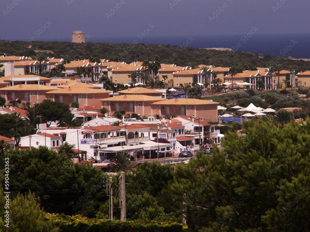 Blick über Punta Prima auf Menorca zum Torre de Alcaufar,