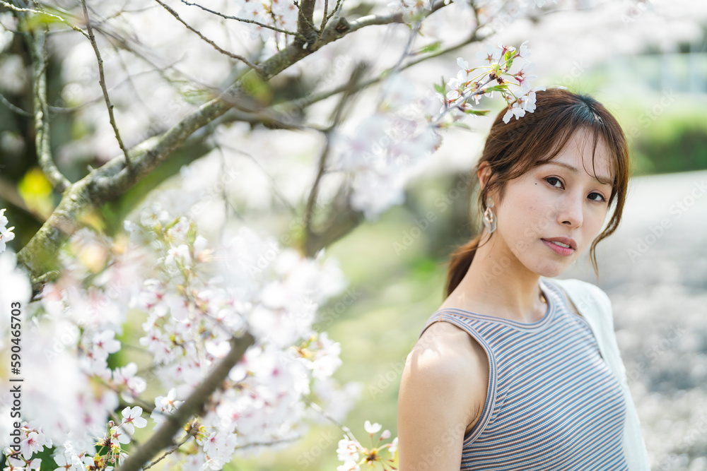 桜と女性 桜と女性