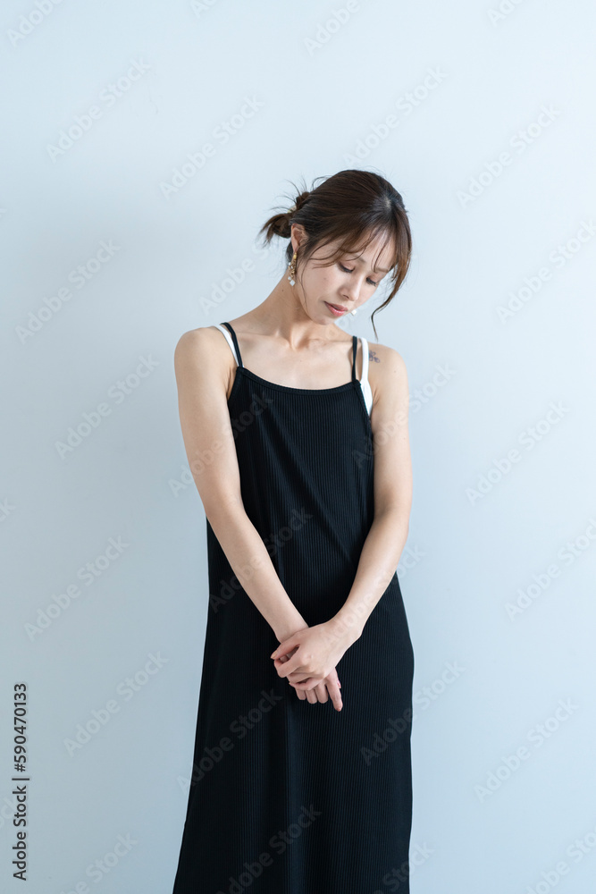 黒いワンピースの女性 黒いワンピースの女性
