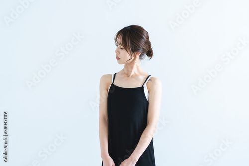 黒いワンピースの女性