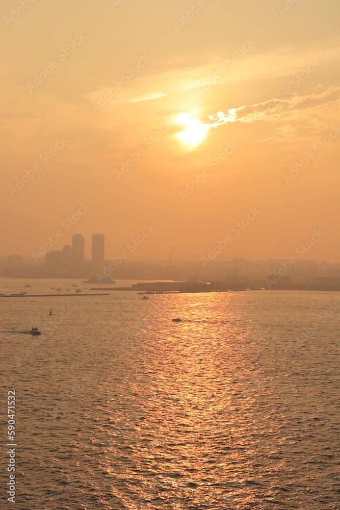 海側から見た夕焼けの横浜みなとみらい