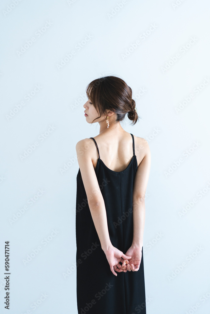 黒いワンピースの女性