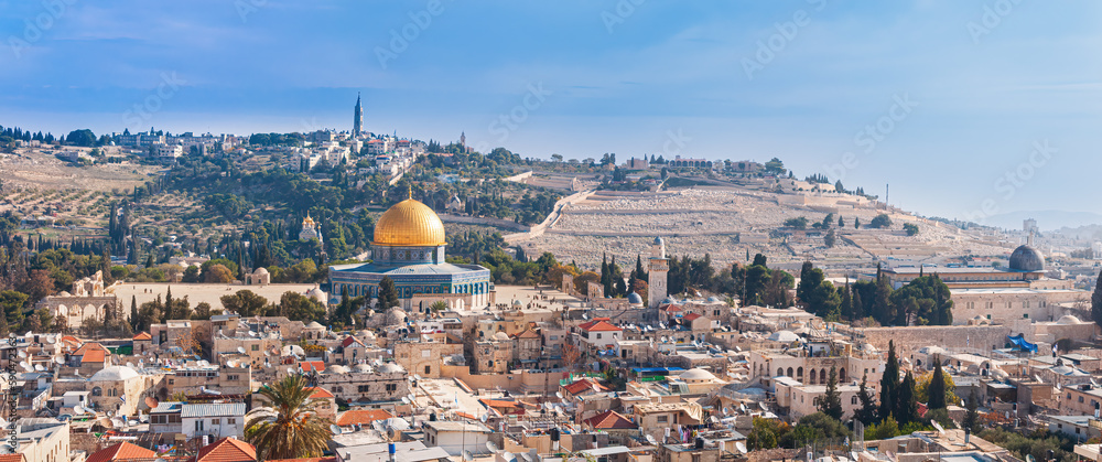 Naklejka premium Beautiful panoramic wiew on Jerusalem and the Temple Mount with the Dome of the Rock.