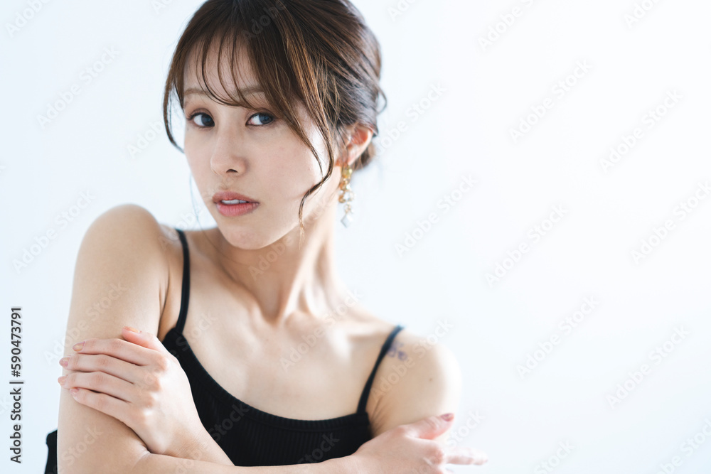 黒いワンピースの女性 黒いワンピースの女性