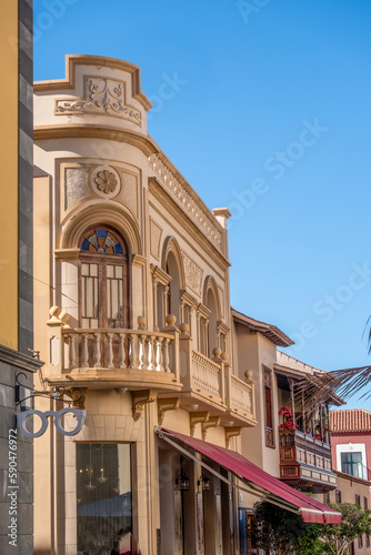 Der Balkon in Spanien unverzichtbar an mehrstöckigen Häusern und Hotels, in seinen vielfältigen Stilen und Formen 