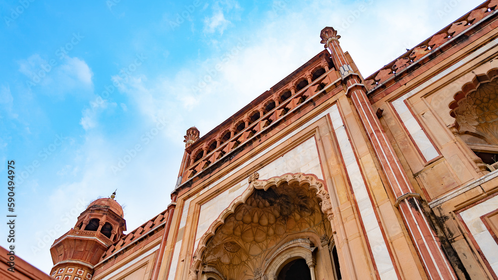 Safdarjung Tomb is located in New Delhi, India