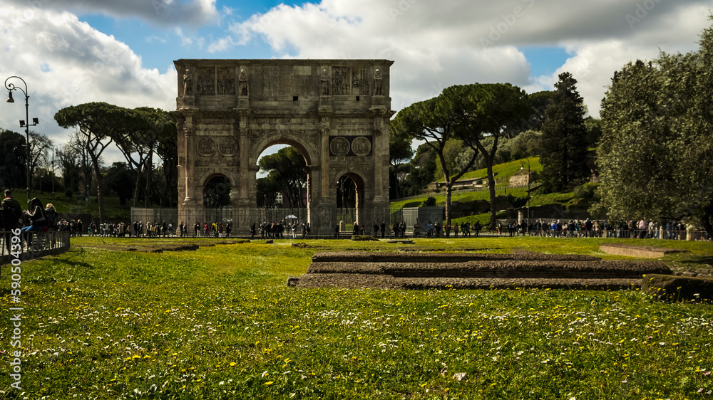 the lawn in front of the Colosseum in Rome accompanies the observer to admire the wonderful Triumphal Arch