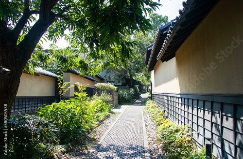 Obraz na plátne 小道　長野県小布施町｜土塀と木壁が調和した和風情緒が感じられる街並みです