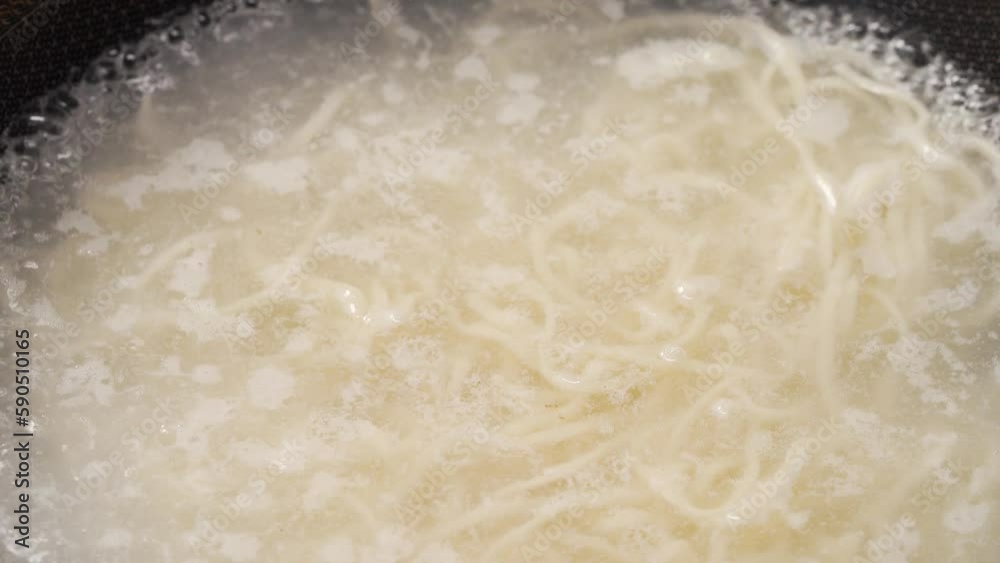 The whole process of making traditional Beijing fried noodles The whole process of making traditional Beijing fried noodles