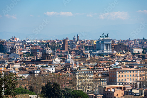 Rom, Italien, Apr. 2023 Stadtpanorama vom Gianicolo in Trastevere, Blick auf Nationaldenkmal an der Piazza Venezia