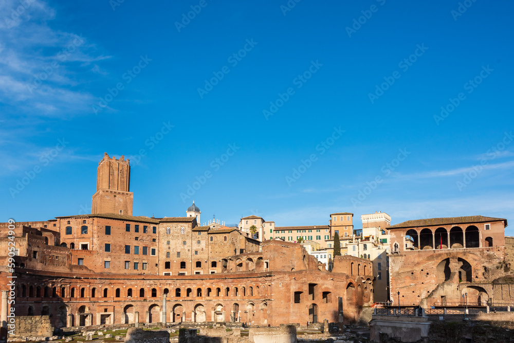 Rom, Italien, Apr. 2023 Die historischen Trajansmärke am Trajansforum