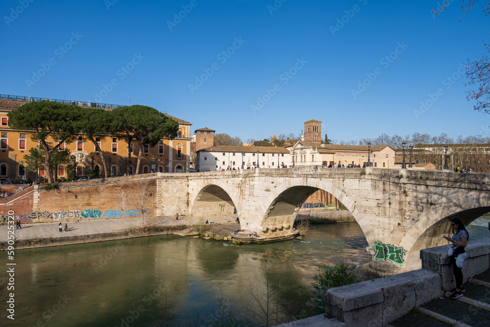 Rom, Italien, Apr. 2023 Tiberinsel mit Brücke und Frau