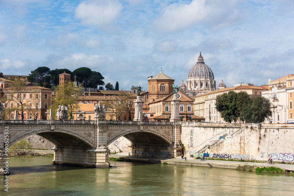 Rom, Italien, Apr. 2023 Blick von der Ponte sant Angelo zum Vatikan mit der Kuppel des Petersdoms im Hintergrund