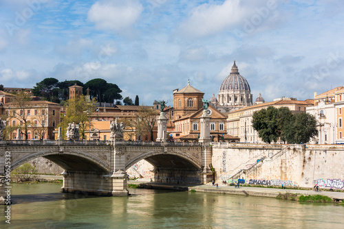 Rom, Italien, Apr. 2023 Blick von der Ponte sant Angelo zum Vatikan mit der Kuppel des Petersdoms im Hintergrund