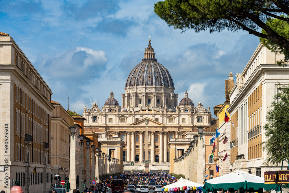 Rom, Italien, Apr. 2023 Vatikanstadt blick über die Via della Conciliazione zum Petersdom mit seiner imposanten Kuppel, im Vordergrund eine Gruppe Carabinieri
