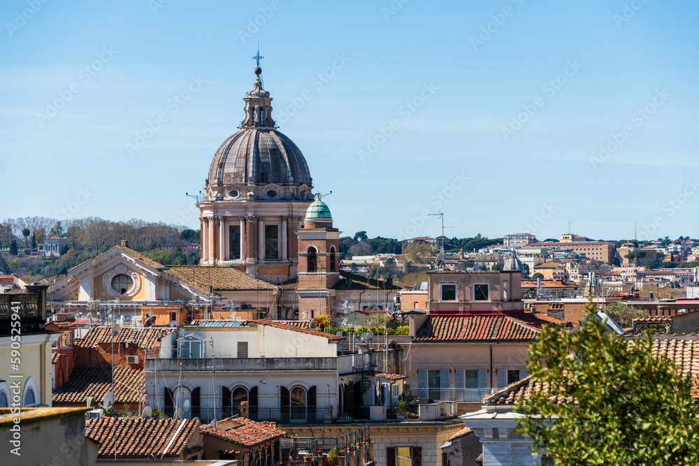 Rom, Italien, Apr. 2023 Blick über Rom von der Spanischen Treppe mit der dominanten Kuppel der Basilika dei Santi ambrogio e Carlo in der Via del Corso