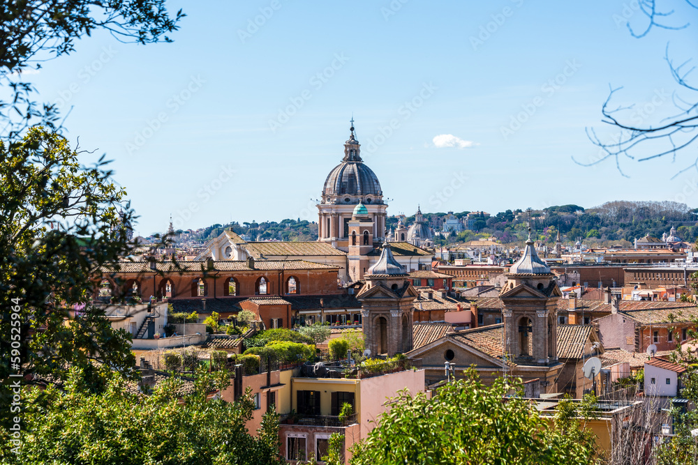 Rom, Italien, Apr. 2023 Blick über Rom von der Spanischen Treppe mit der dominanten Kuppel der Basilika dei Santi Ambrogio e Carlo in der Via del Corso