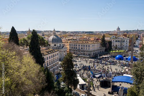 Rom, Italien, Apr. 2023 Blick von der Terrazza del Pincio auf den Piazza Popolo und die Stadt bis zum Vatikan © penofoto.de
