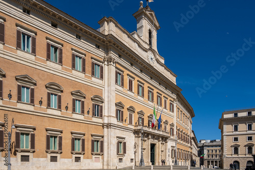 Rom, Italien, Apr. 2023 Piazza di Montecitorio mit dem Palazzo Montecitorio dem Sitz des Italienischen Parlamentes © penofoto.de