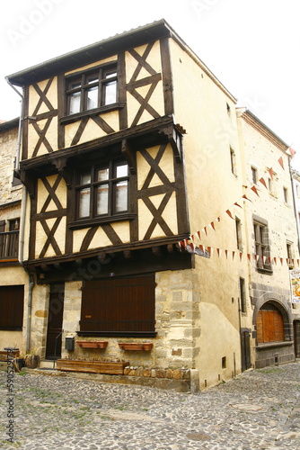 Wallpaper Mural Une façade de maison à colombages dans la cité médiévale de Billom, située dans le département du Puy-de-Dôme dans la région Auvergne-Rhône-Alpes Torontodigital.ca