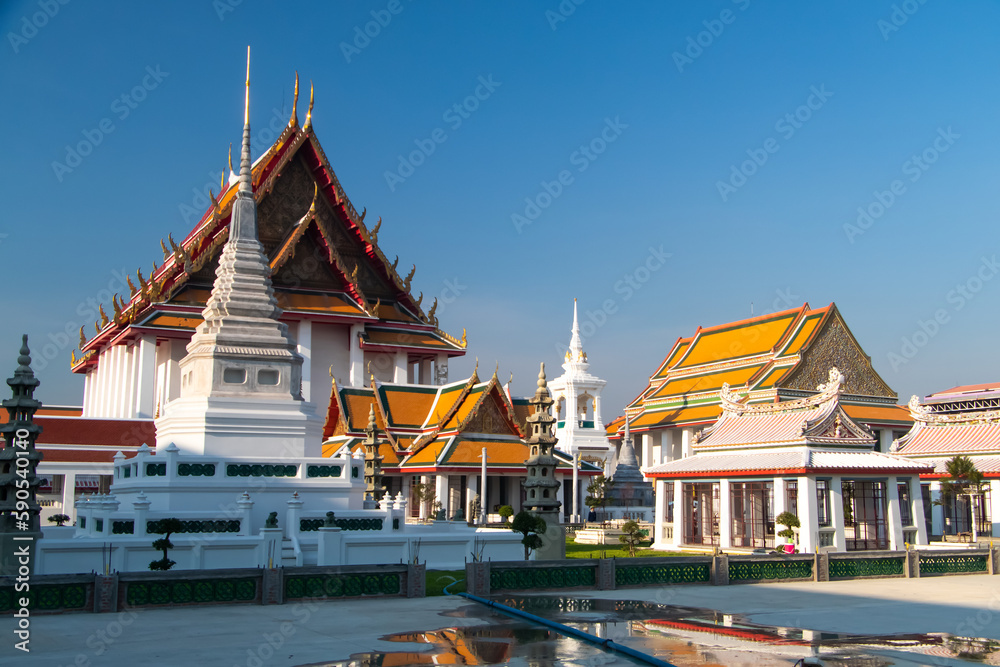 Naklejka premium Details of Buddhist temple in Bangkok under blue sky