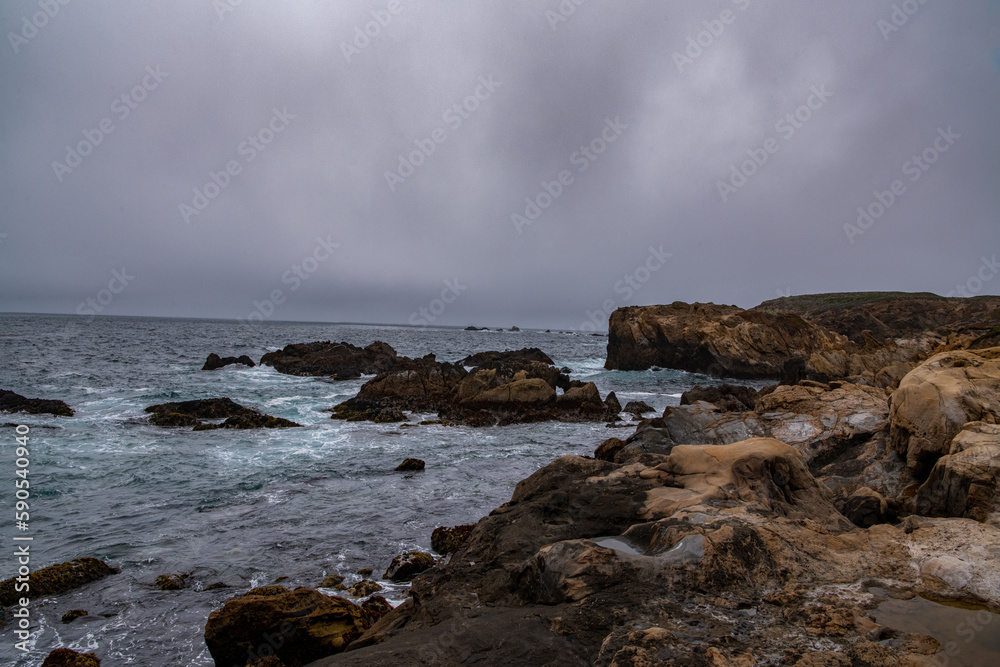 Fototapeta premium Cloudy day on a rocky coastline