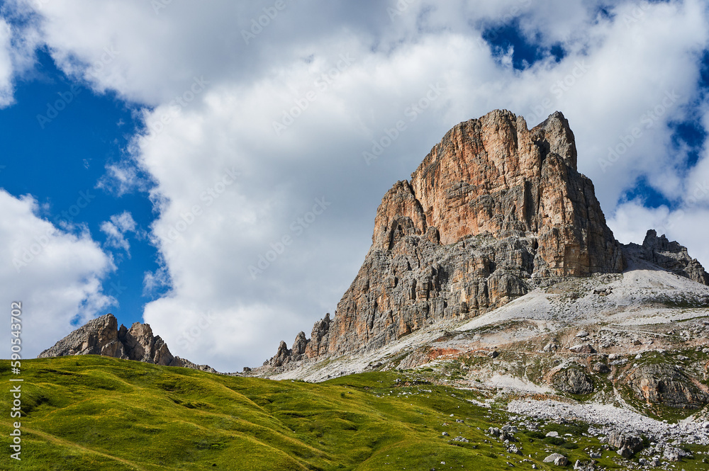 Mächtig erscheint der Dolomitengipfel Mt. Averau bei Cortina d'Ampezzo. Die Sommerwolken und sorgen für Dramatik.