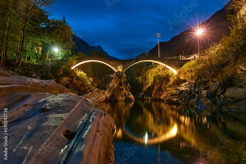 Die Ponte dei salti – auch als Römerbrücke bekannt, führt bei Lavertezzo (TI) über den Fluss Verzasca.  photo