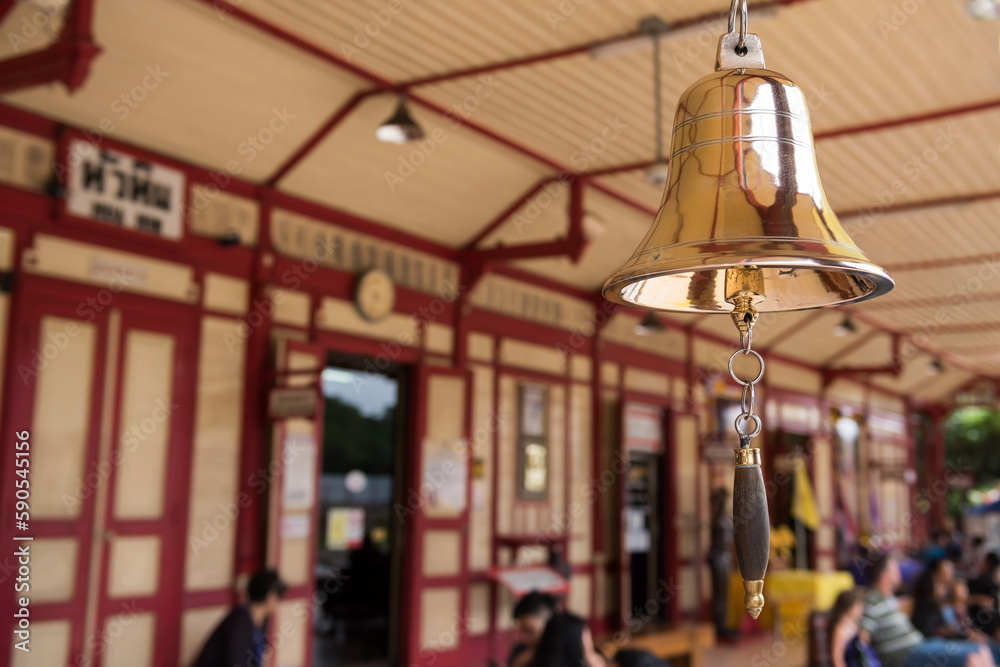 Obraz premium Golden bell with blurred tourist people at Hua Hin train station