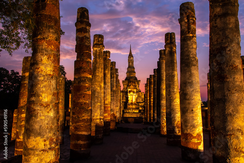 Photo Ancient temples in Sukhothai Historical Park, Thailand, orange sunset