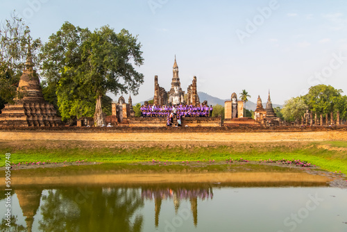 School class in front of temple in Sukhothai Historical Park, Thailand © Thomas