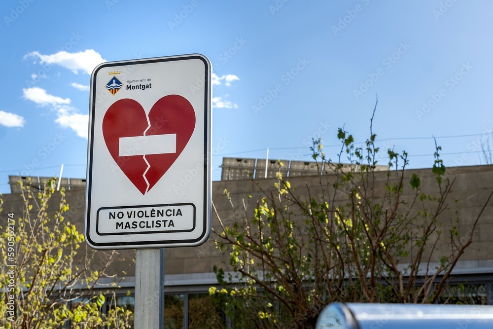 Foto de Barcelona, Spain April 2, 2023. A stark road sign stands