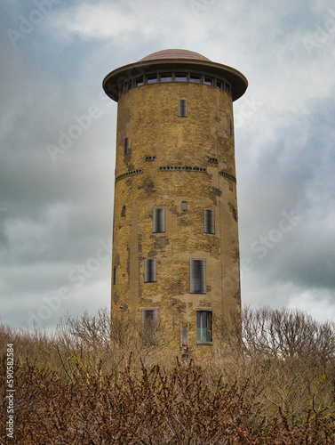 Der historische Wasserturm von Domburg an der holländischen Nordseeküste ragt auf einer Düne empor