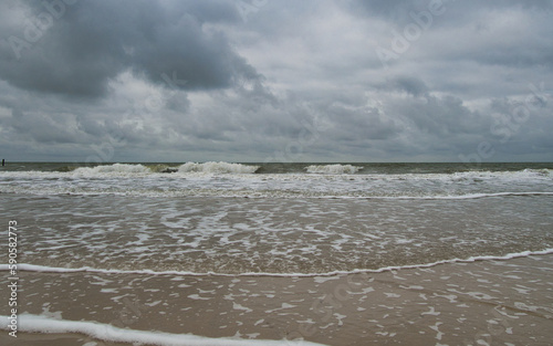 Die bedrohliche Nordsee mit dunklen Wolken eines aufziehenden Sturms